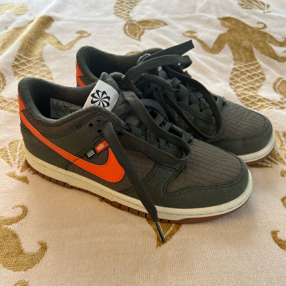 Women’s Nike Dunk Low SE Toasty Sequoia Olive / DC9561 300 / Size 5.5 / 4Y